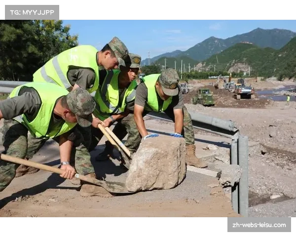 特写：比赛第85分钟，全场奔跑12公里的中场工兵因一次传球失误抱头懊恼
